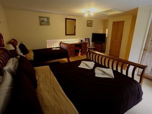 Stable Court Hotel Холт Екстериор снимка
