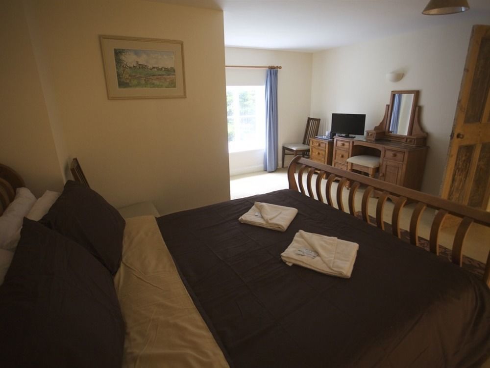 Stable Court Hotel Холт Екстериор снимка